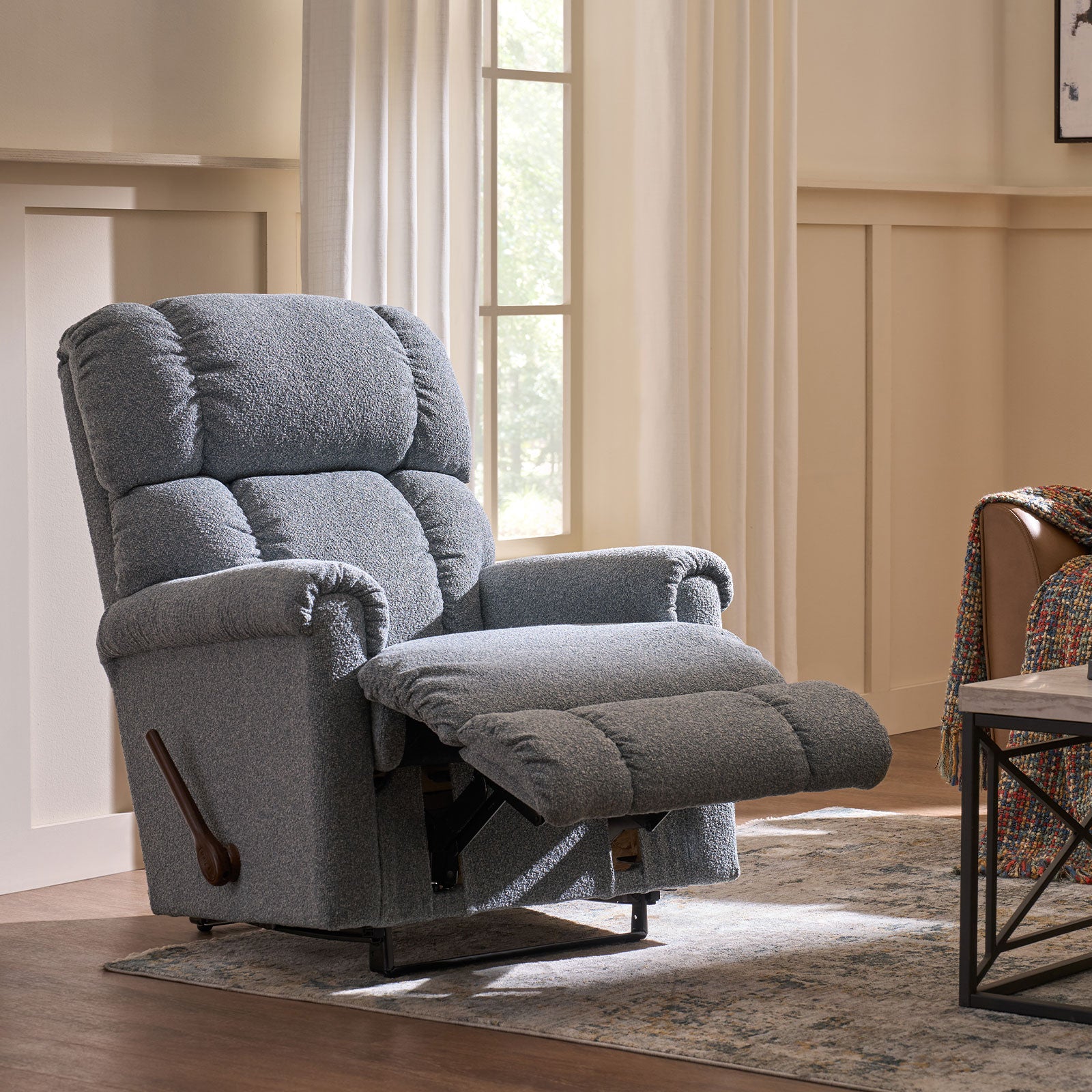 ФОТЬОЙЛ С РЕЛАКС МЕХАНИЗЪМ LA-Z-BOY PINNACLE ROCKER RECLINER HALLENDALE SAND